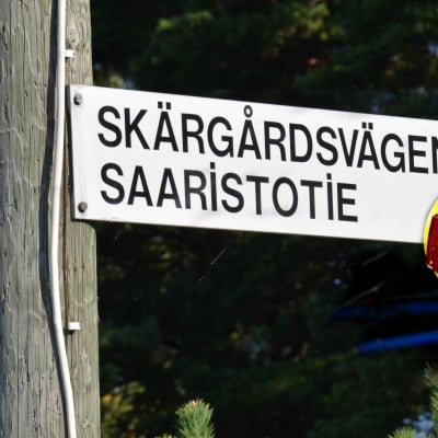 Skylt med texten Skärgårdsvägen och en gul cykel.