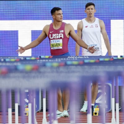 Devon Allen gestikulerar efter att ha diskats.