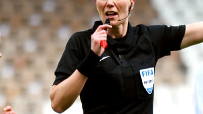 Lina Lehtovaara blåser i visselpipan och visar vems inkast i dammatchen HJK-KuPS