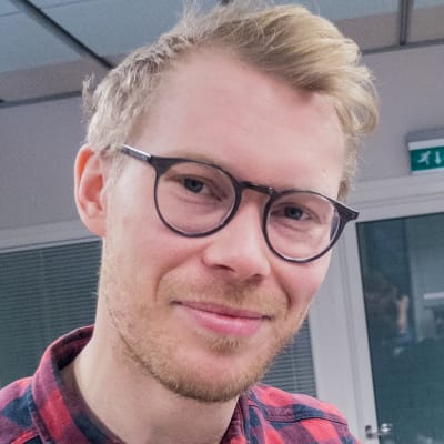 Fotograf Lukas Renlund med sin mobilapp Mopho.