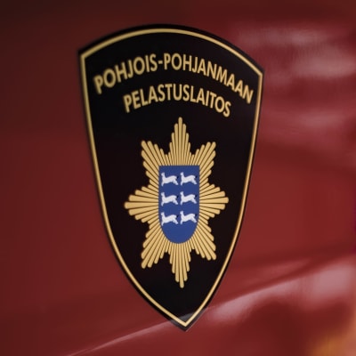 Jokilaaksojen pelastuslaitos ja Oulu-Koillismaan pelastuslaitos yhdistyivät Pohjois-Pohjanmaan pelastuslaitokseksi 1.1.2023. Paloautojen kyljessä uudet teippaukset