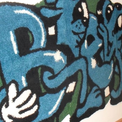 Niina Mantsisen Softcore-tekstiilitaidenäyttelyssä ryijyt yhdistyvät graffiteihin.