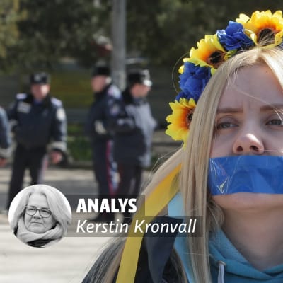 En ukrainsk kvinna med blågul krans i håret och en blå tejpbit på munnen.
