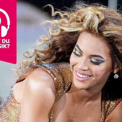 Beyoncé ler med halvöppen mun.