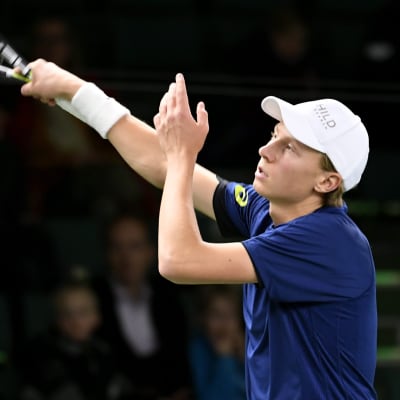 Emil Ruusuvuori servar.