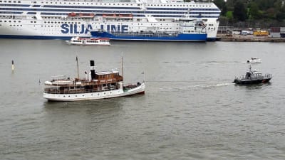 Fartyget M/S Runeberg bogseras