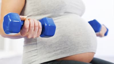 Gravid kvinna tränar.