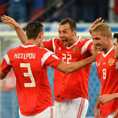 Rysslands herrlandslag i fotboll firar mål.