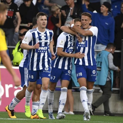 Lucas Lingman (t. v.), Santeri Hostikka och Bojan Radulovic firar HJK:s mål hemma mot Maribor.