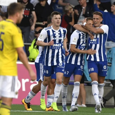 Lucas Lingman (t. v.), Santeri Hostikka och Bojan Radulovic firar HJK:s mål hemma mot Maribor.