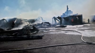 Flera lantgårdsbyggnader har brunnit och förstörts i en brand i Ilmajoki.