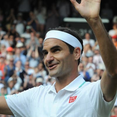 Roger Federer tuulettaa voittoa Wimbledonissa.