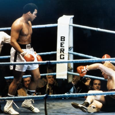 Ammattinyrkkeilyn raskaansarjan maailmanmestaruusottelu, Muhammad Ali (Cassius Clay) ja Richard Dunn ottelevat.