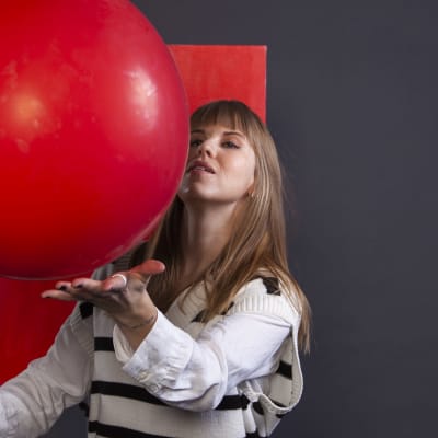 Matilda Lindblom studsar en stor, röd boll från sin hand.