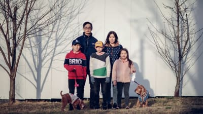 Eun-mi, hennes sambo Tobias, tre barn från förra relationen samt deras gemensamma hund flyttade till Korea i juli 2020. De lämnade Jönköping i Småland, sa upp lägenhet och jobb inom omsorgen. 