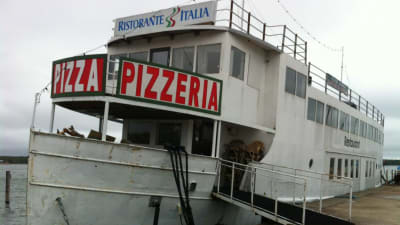 Restaurangbåten Italia vid kajen i Östra hamnen i Mariehamn.