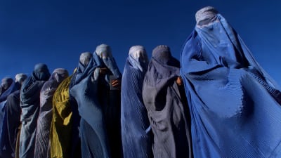 Kvinnor i burkor som väntar på mathjälp i Afghanistan år 2004. 