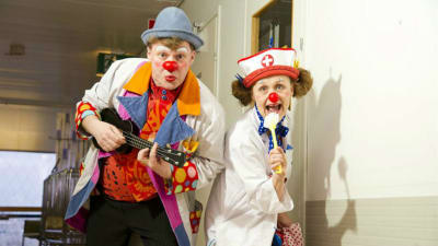 Sjukhusclownerna är oroade över den senaste tidens trend med vuxna som skrämmer barn iklädda clownmasker.