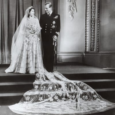 Prins Philip och prinsessan Elizabeth i sina bröllopskläder.