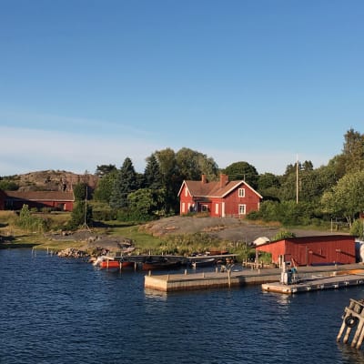Vy över hamnen på Nötö.