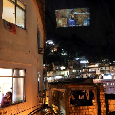 Brasilian Rio de Janeiron suurimmassa favelassa katsottiin vuorenseinämälle heijastettua elokuvaa 24. tammikuuta.