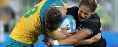 Kayla McAlister och Chloe Dalton i kamp om bollen i Rugby Sevens.