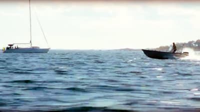Småbåt på vattnet.