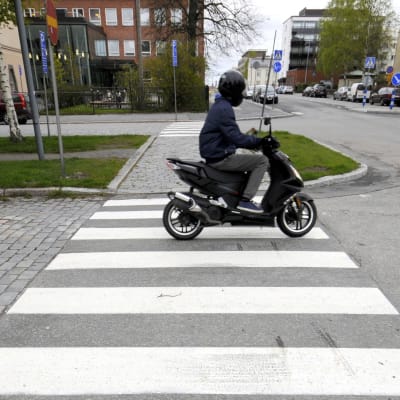 Moped på övergångsställe