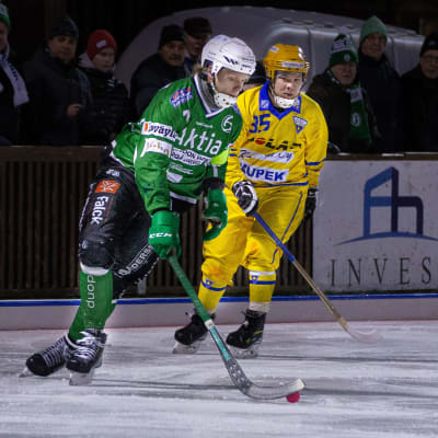 Bandyspelare i kamp om bollen