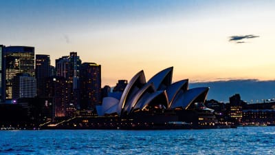Operhuset i Sydney sett från havet om kvällen.