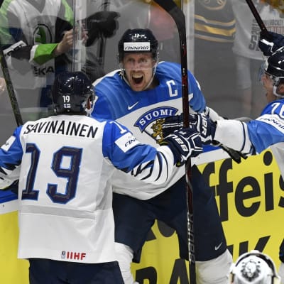 Finland firar Marko Anttilas andra mål i VM-finalen 2019.