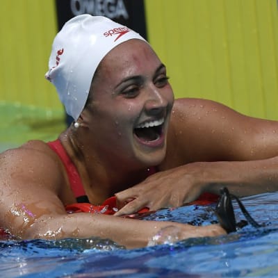 Kylie Masse blev Kanadas första kvinnliga världsmästare på lång bana när hon vann finalen på 100 meter rygg i Budapest.
