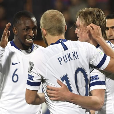 Glen Kamara och Teemu Pukki firar med målskytten Fredrik Jensen.