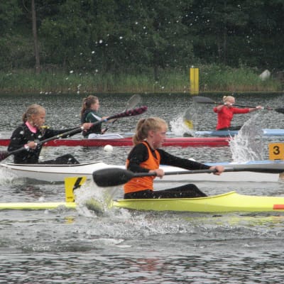 Ekenäsklubben Wågens Emma Malmsten (i röd skjorta) och Linda Boström (längst t.v.) i FM i paddling för juniorer i Joutjärvi i Lahtis.