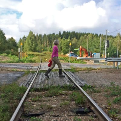 tasoristeys Kaukkari Lahti nainen kävelee raiteiden yli