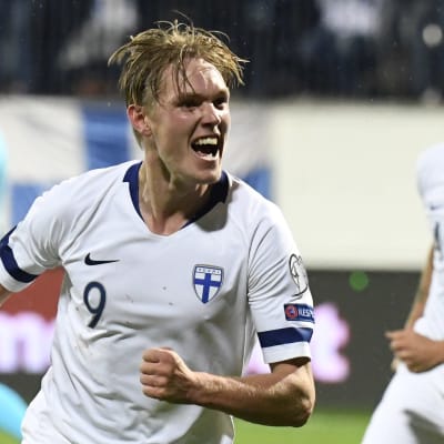 Fredrik Jensen firar mål i landslaget.