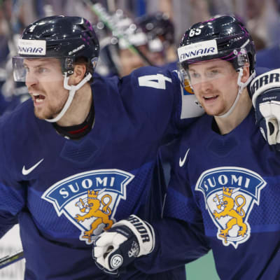 Mikko Lehtonen och Sakari Manninen firar på isen.