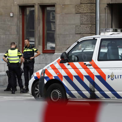 Polisbil utanför centralstationen i Amsterdam.