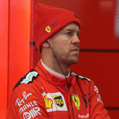 Sebastian Vettel ser butter ut i Ferraris depå.