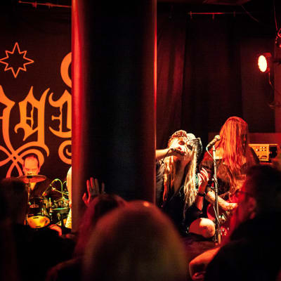 Avantgarde black metal orkesteri Henget esiintyy Tampereen Hervannan Varjobaarissa 16.9.2023.
