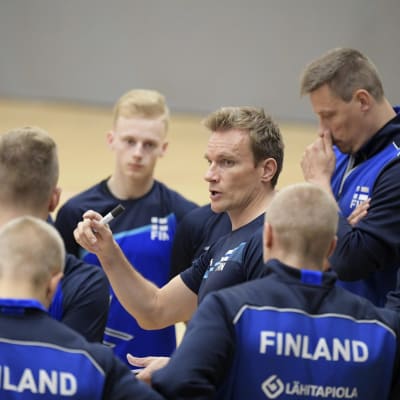 Päävalmentaja Tuomas Sammelvuo Suomen lentopallomaajoukkueen harjoituksissa.