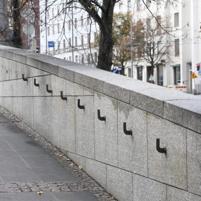 Kansallisooperan graniittimuurista puuttuivat kuparikaiteet Helsingissä torstaina 25.lokakuuta 2018.