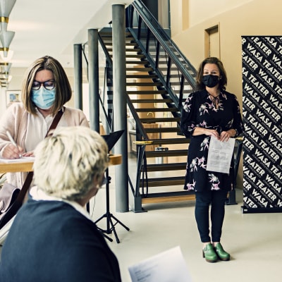 Teaterchef Ann-Luise Bertell presenterar spelåret 2021-2022.