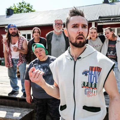 En del av ensamblen från Lurens sommarteater 2022 och uppsättningen av Sju bröder.