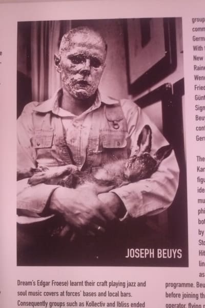Joseph Beuys med död hare i famnen