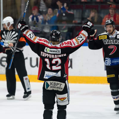 Jani Tuppurainen firar ett mål, JYP-Tappara, hösten 2016.