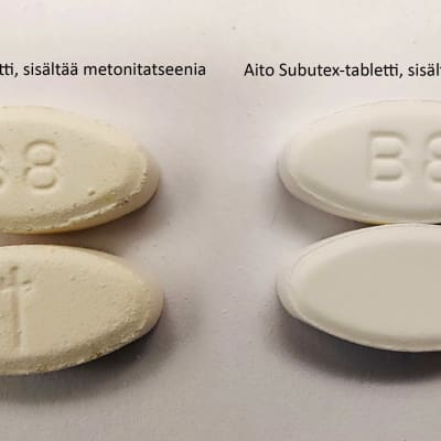 Kuva vierekkäin olevista neljäst samannäköisestä tabletista, jotka eroteltu tekstein. Vasemmalla kaksi tablettia, joiden yllä lukee "väärennetty tabletti, sisältää metonitatseenia". Oikealla kaksi hieman vaaleampaa tablettia, joiden yllä lukee "aito Subutex-tabletti, sisältää buprenorfiinia". 