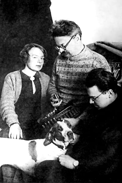 Trotskij, Sedova med sonen Lev i exil i Alma-Ata (numera Almaty) 1928.