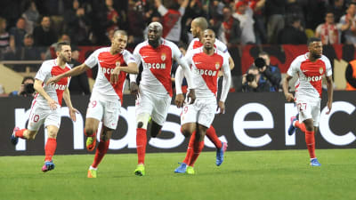 Spelare i Monaco firar ett mål.