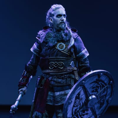 Kuva Tor-Leif Granlundin Assassins Creed Valhalla- pelin Eivor-nimisestä cosplay-hahmosta cosplayn sm-kisasta 19. marraskuuta 2022 Espoossa..